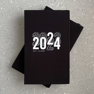 KaRiniTi - The Deluxe - 2023-2024 Calendar - Combo In this combo you'll find: > Weekly Calendar - Black / Gray cover / Daily Calendar > 07 Days Planner - Weekly Organizer > 31 Days Planner - Monthly Organizer > To Do List - Paper Block > Black Ruler > Black Pencil > Hexagon 0.35 Black Gel Pan - Black > 2 Black Clip