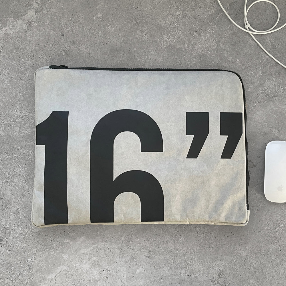 KaRiniTi - A beautiful laptop handbag ▲ Suitable for computers with a maximum screen size of 16 inches ▲ Made of paper with a large zipper ▲ Large pocket for cables and mouse on the back ▲ Available in black and gray