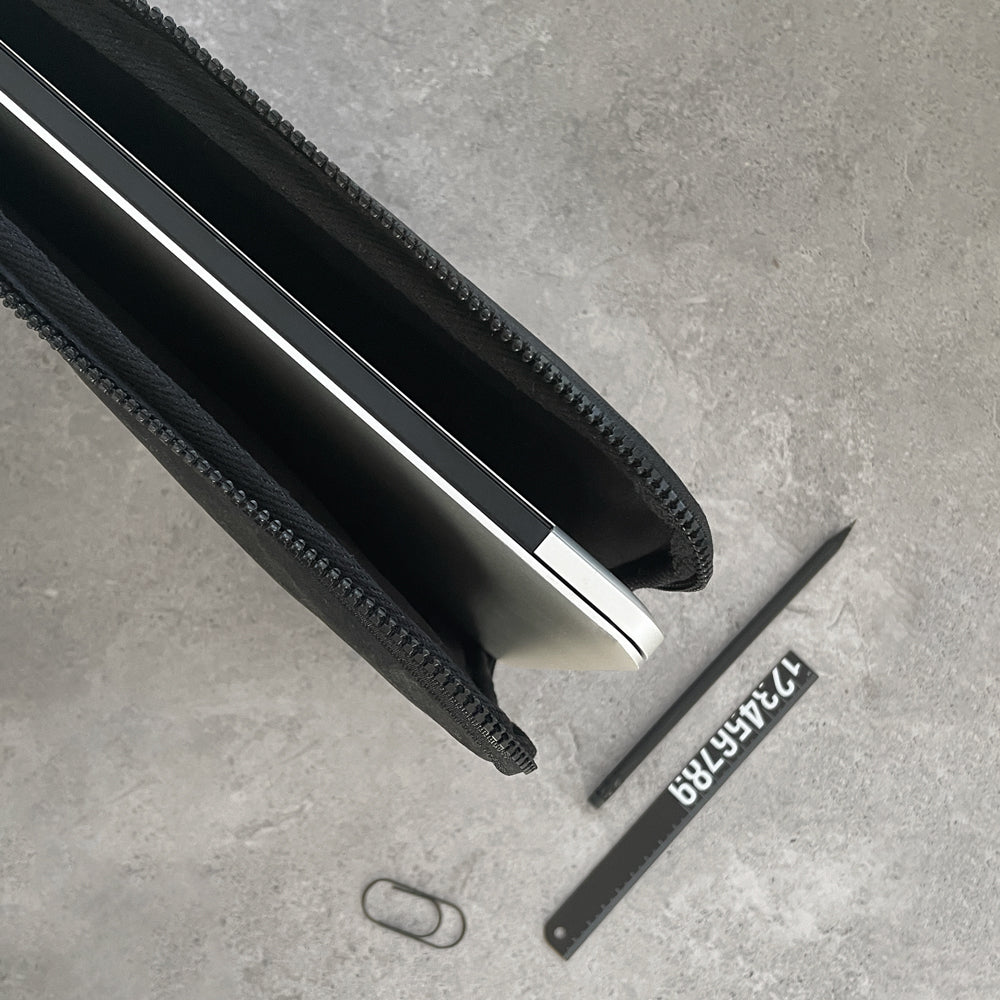 A beautiful Tablet handbag ▲ Suitable for computers with a maximum screen size of 11 inches ▲ Made of paper with a large zipper ▲ Large pocket for cables and mouse on the back ▲ Available in black and gray