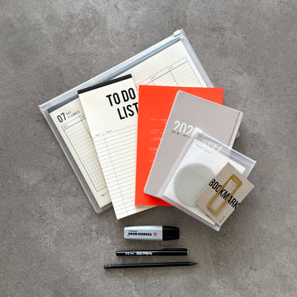 KaRiniTi Deluxe 2026/2027 – grey variant: weekly calendar, 07-day planner, To Do List, orange notebook, sticky notes, bookmark, Stabilo Boss and Artline pen