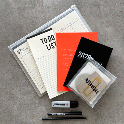 KaRiniTi Deluxe 2026/2027 – all contents: weekly calendar, 07-day planner, To Do List, orange notebook, sticky notes, bookmark, zip case, Stabilo Boss and Artline pen