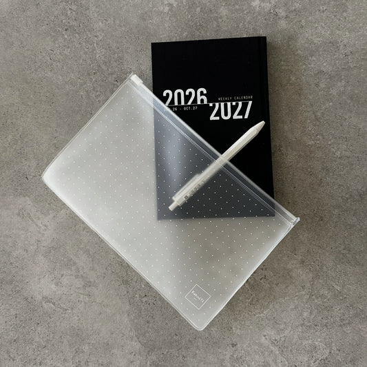 KaRiniTi Super Light 2026/2027 – black weekly calendar, white hexagon pen and transparent zip case