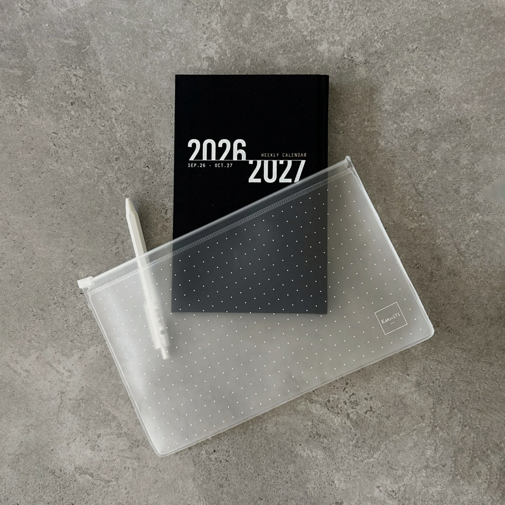 KaRiniTi Super Light 2026/2027 – black weekly calendar with open transparent zip case and white hexagon pen