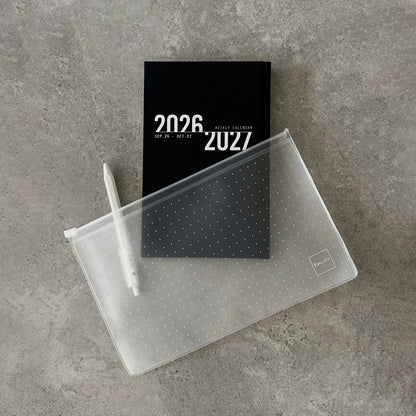 KaRiniTi Super Light 2026/2027 – black weekly calendar with open transparent zip case and white hexagon pen
