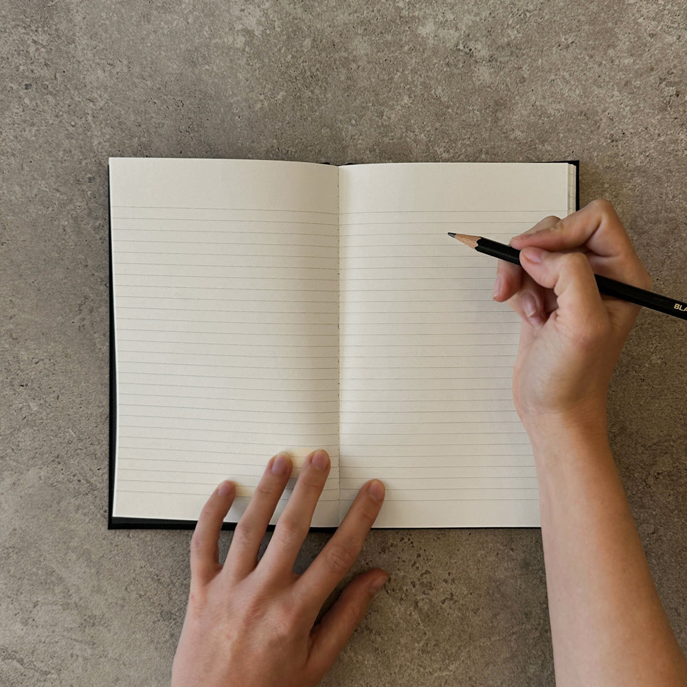 KaRiniTi Weekly Calendar 2026/2027 – open lined notes section, hand writing with a Blackwing pencil