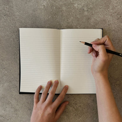 KaRiniTi Weekly Calendar 2026/2027 – open lined notes section, hand writing with a Blackwing pencil