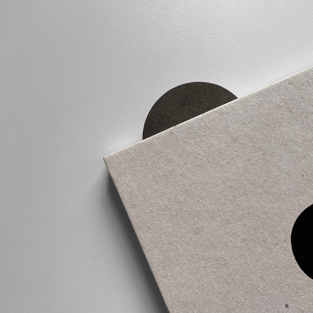 A set of Two round Sticky Notes  ▲ 8 cm diameter pad + 4 cm diameter pad  ▲ 20 pages  ▲ Gray paper, Black print  ▲ cardboard back  ▲ Packaged in an ECO-friendly zipper pouch