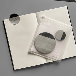 A set of Two round Sticky Notes  ▲ 8 cm diameter pad + 4 cm diameter pad  ▲ 20 pages  ▲ Gray paper, Black print  ▲ cardboard back  ▲ Packaged in an ECO-friendly zipper pouch