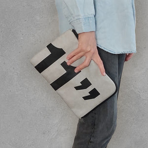 A beautiful Tablet handbag   ▲ Suitable for computers with a maximum screen size of 11 inches  ▲ Made of paper with a large zipper  ▲ Large pocket for cables and mouse on the back  ▲ Available in black and gray